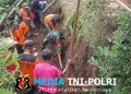 Semangat Gotong Royong, Babinsa Koramil Selo Turun Tangan Bangun Talud Penohon Longsor