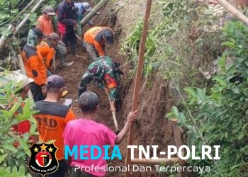 Semangat Gotong Royong, Babinsa Koramil Selo Turun Tangan Bangun Talud Penohon Longsor