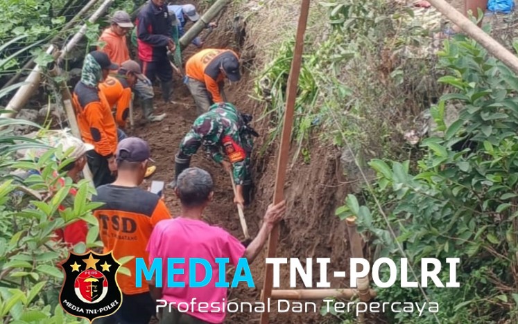 Semangat Gotong Royong, Babinsa Koramil Selo Turun Tangan Bangun Talud Penohon Longsor