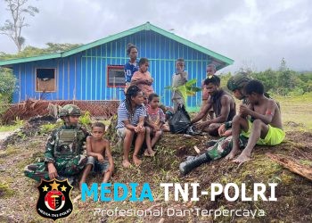 Ciptakan Rasa Aman dan Kebersamaan, Satgas Yonif 521/DY Gelar Anjangsana dan Bagikan Sembako di Distrik Apalapsili