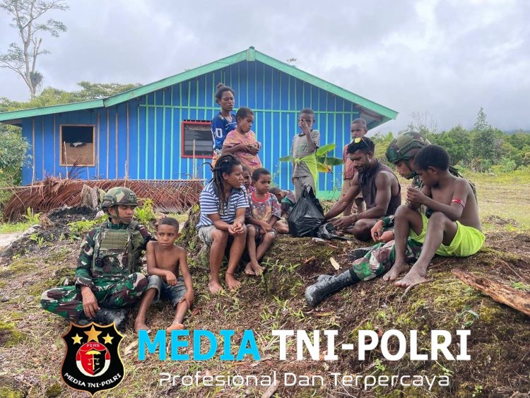 Ciptakan Rasa Aman dan Kebersamaan, Satgas Yonif 521/DY Gelar Anjangsana dan Bagikan Sembako di Distrik Apalapsili