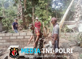 Kerja Bakti Bangun MCK Babinsa Gandean Bersama Warga, Tingkatkan Kesehatan Lingkungan