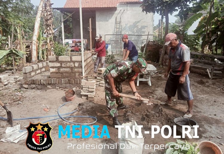 Kerja Bakti Bangun MCK Babinsa Gandean Bersama Warga, Tingkatkan Kesehatan Lingkungan