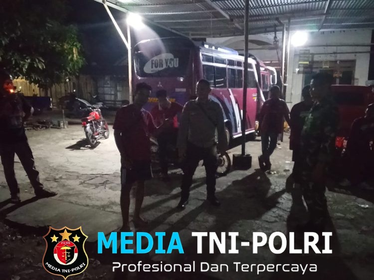 Jaga Kodusifitas Wilayah, Aparat Gabungan Patroli Keamanan Hingga Larut Malam
