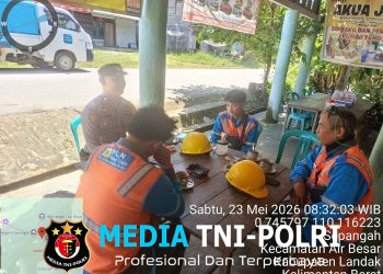Suasana Santai Penuh Keakraban, Polisi Patroli Siang Sambangi Petugas PLN
