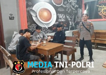 Rotator Biru Temani Jumat Malam, Polisi Sapa Warga Hingga Beri Pesan Kamtibmas