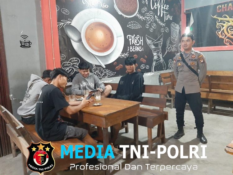 Rotator Biru Temani Jumat Malam, Polisi Sapa Warga Hingga Beri Pesan Kamtibmas