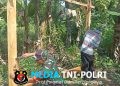Semangat Gotong Royong, Babinsa Juwangi Bantu Warga Bangun Pondok Kebun