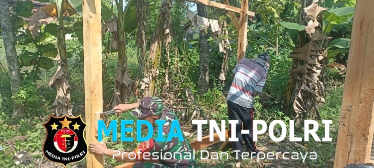 Semangat Gotong Royong, Babinsa Juwangi Bantu Warga Bangun Pondok Kebun