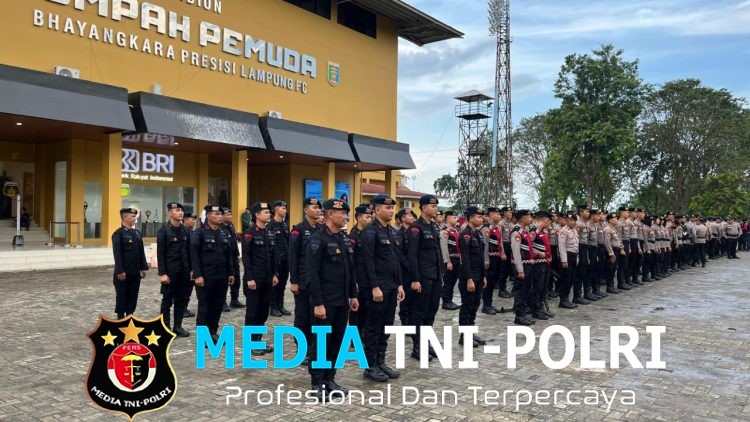 Sat Brimob Polda Lampung Pengamanan Kompetisi Sepak Bola BRI Super League antara Bhayangkara Presisi Lampung FC vs PSBS Biak