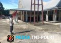 Personel Polsek Menjalin Laksanakan Pengamanan Ibadah Misa Minggu di Gereja Santo Petrus dan Paulus