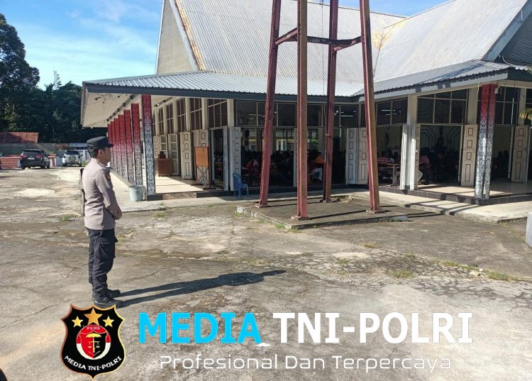 Personel Polsek Menjalin Laksanakan Pengamanan Ibadah Misa Minggu di Gereja Santo Petrus dan Paulus