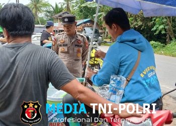 Polisi Humanis! Petugas Piket Polsek Mandor Sapa Penjual Es Keliling di Tengah Patroli