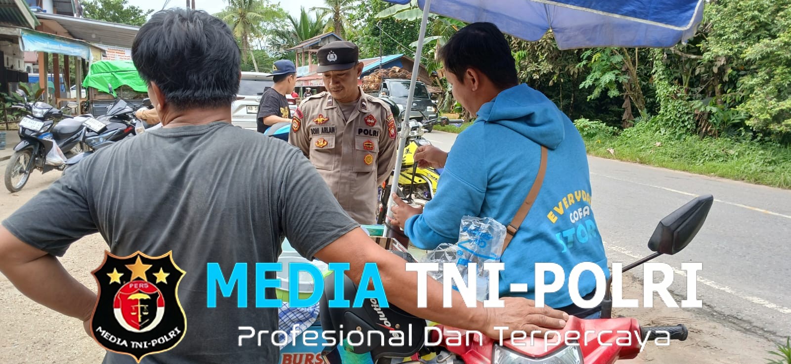 Polisi Humanis! Petugas Piket Polsek Mandor Sapa Penjual Es Keliling di Tengah Patroli