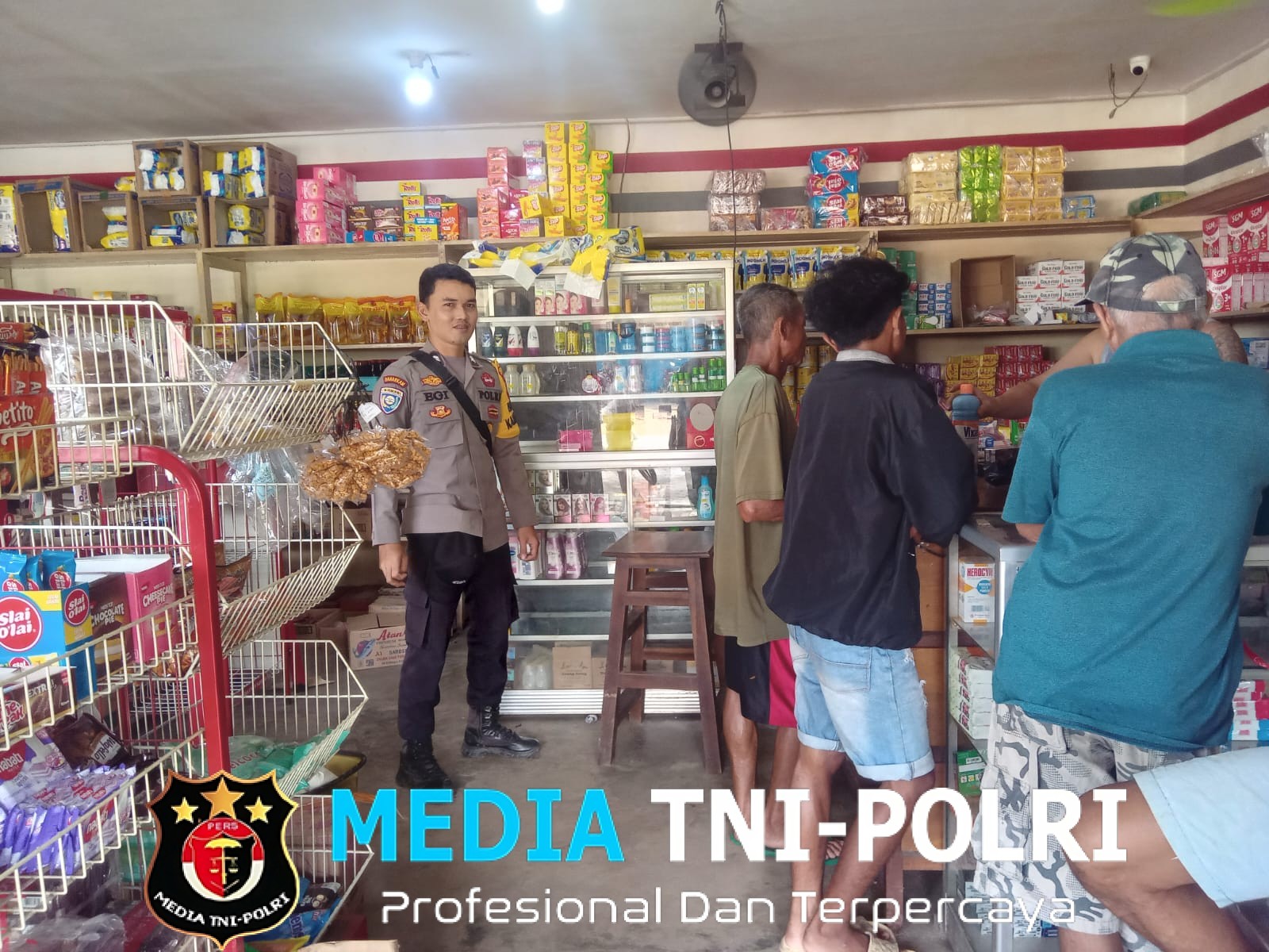 Ciptakan Rasa Aman, Polisi Sambangi Toko dan Beri Himbauan Kepada Warga