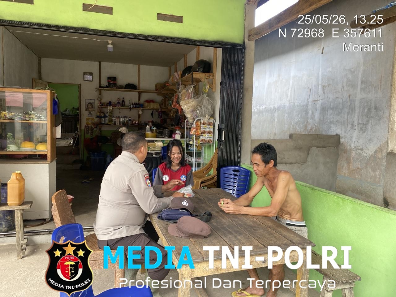 Suasana Akrab Warnai Patroli Siang Polisi Bersama Warga Meranti