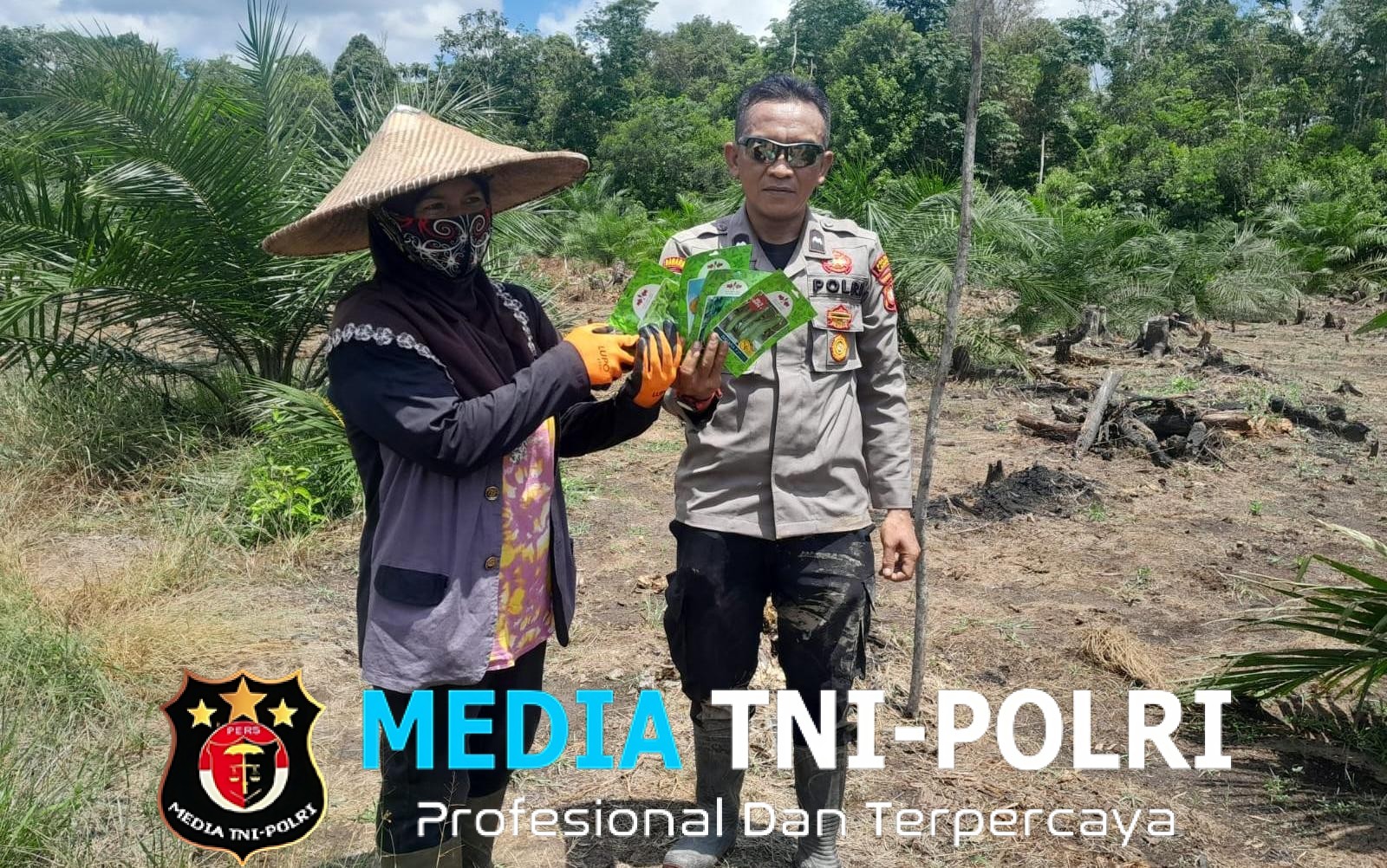 Polisi Peduli Petani, Bibit Jagung Bisi 18 Dibagikan ke Kelompok Wanita Tani