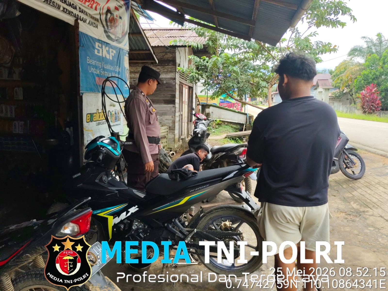 Lewat Patroli Siang, Polisi Pererat Hubungan dengan Masyarakat di Bengkel
