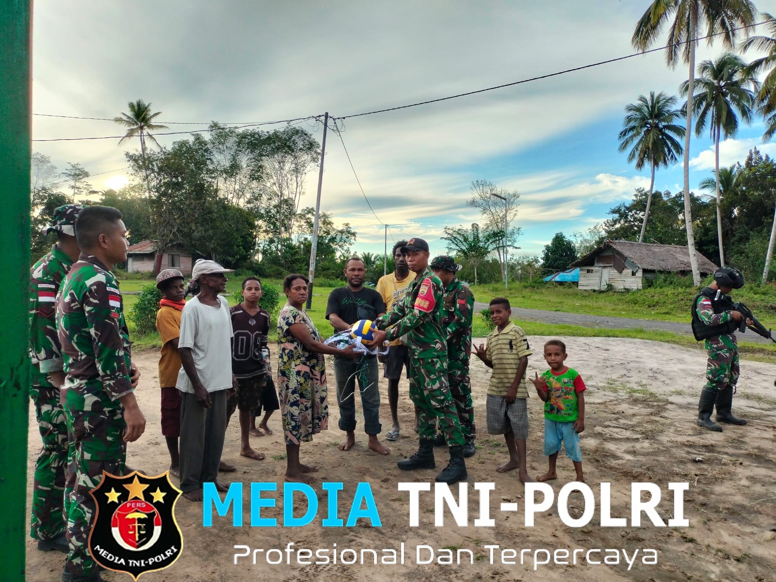 Satgas Yonif 123/Rajawali Bangun Lapangan Voli dan Bagikan Bola untuk Warga Kampung Wonggi