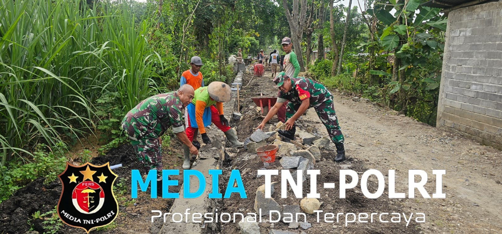 Antisipasi Genangan dan Banjir, Koramil Jenar bersama Warga Bahu-Membahu Buat Parit