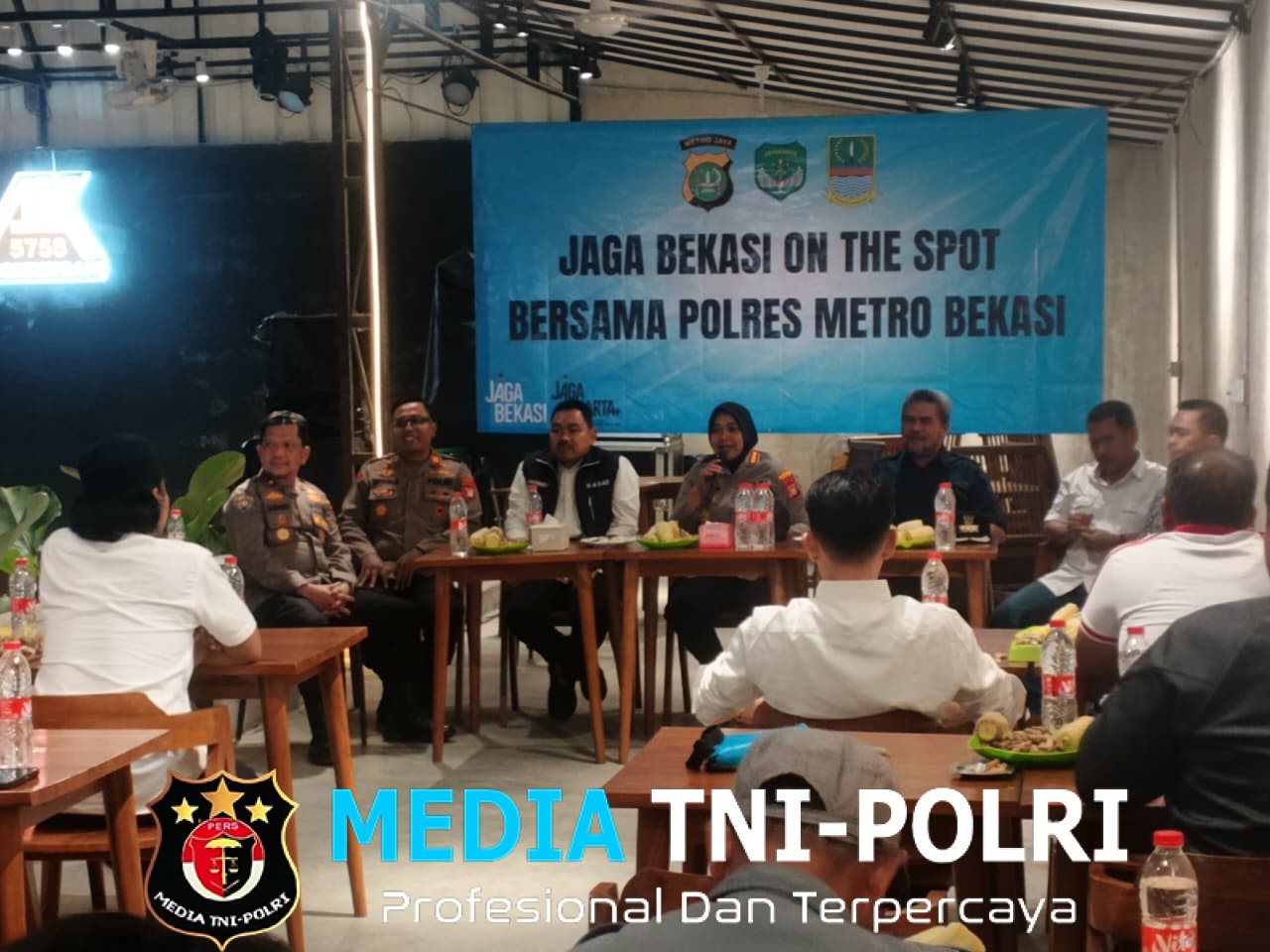 Sambil Santai di Angkringan, Kapolres Metro Bekasi Serap Aspirasi Warga Cikarang Selatan Lewat Program “Jaga Bekasi On the Spot”