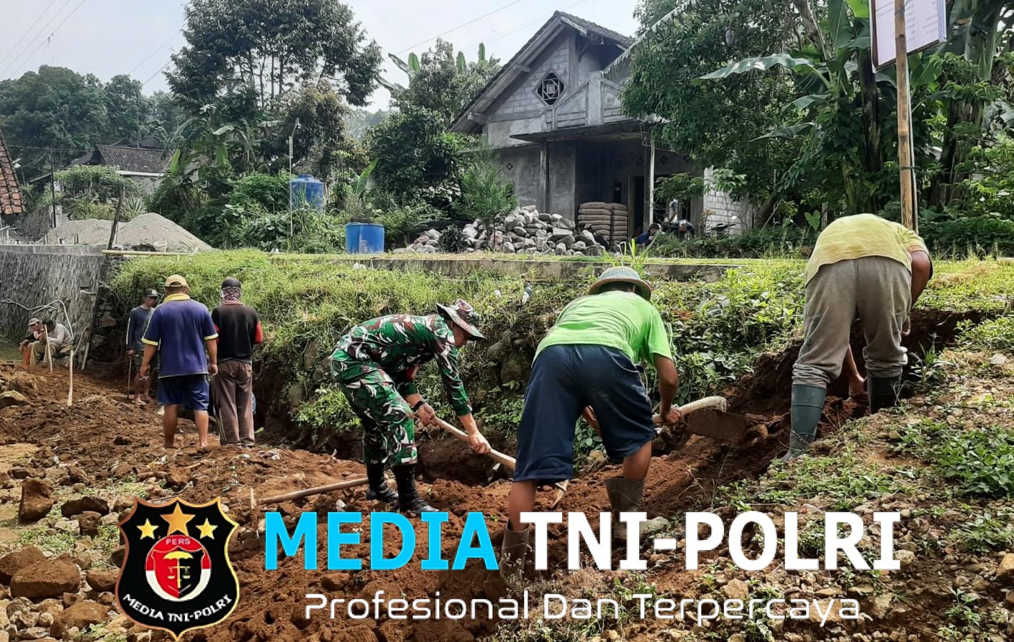 Demi Keselamatan Warga, Babinsa Ikut Kerja Bakti Bangun Talud Penahan Longsor
