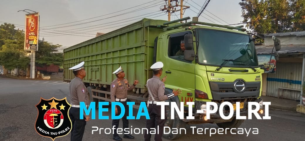 Respons Cepat Aduan Warga, Satlantas Polres Lampung Utara Lakukan Penyekatan Truk Besar di Jam Anak Sekolah