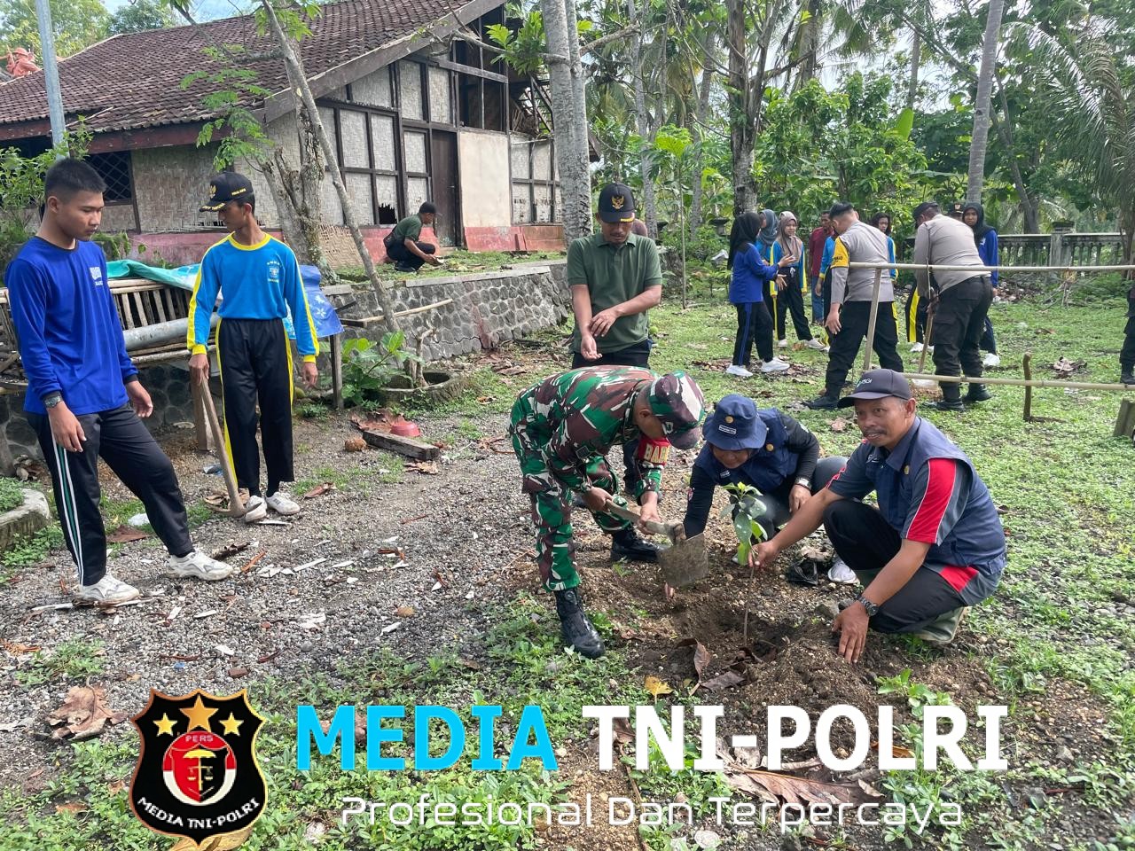 Penghijauan Monumen Trisula, TNI-Polri Bersama SMKN 1 Bakung Wujudkan Kepedulian Lingkungan