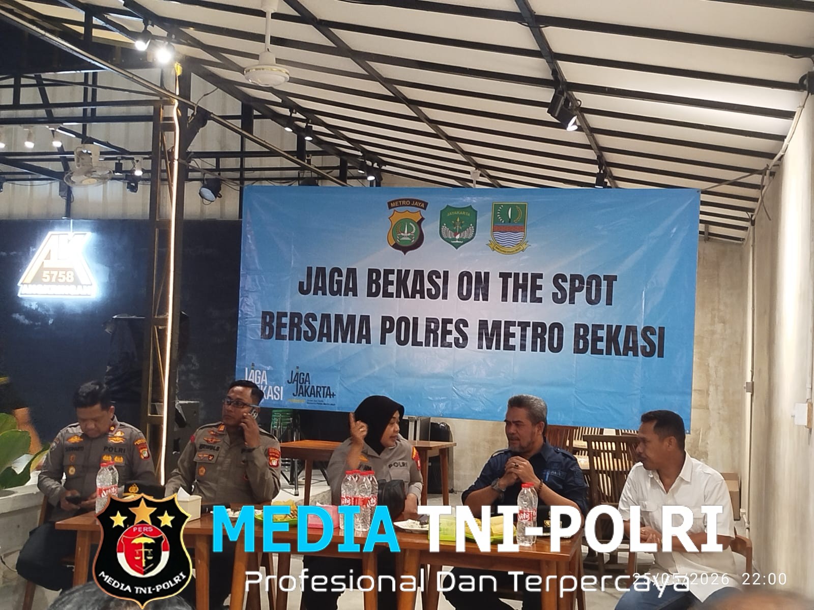 Nongkrong Positif di Angkringan, Kapolres Metro Bekasi Serap Aspirasi Warga Cikarang Selatan Lewat Program ‘Jaga Bekasi On The Spot’