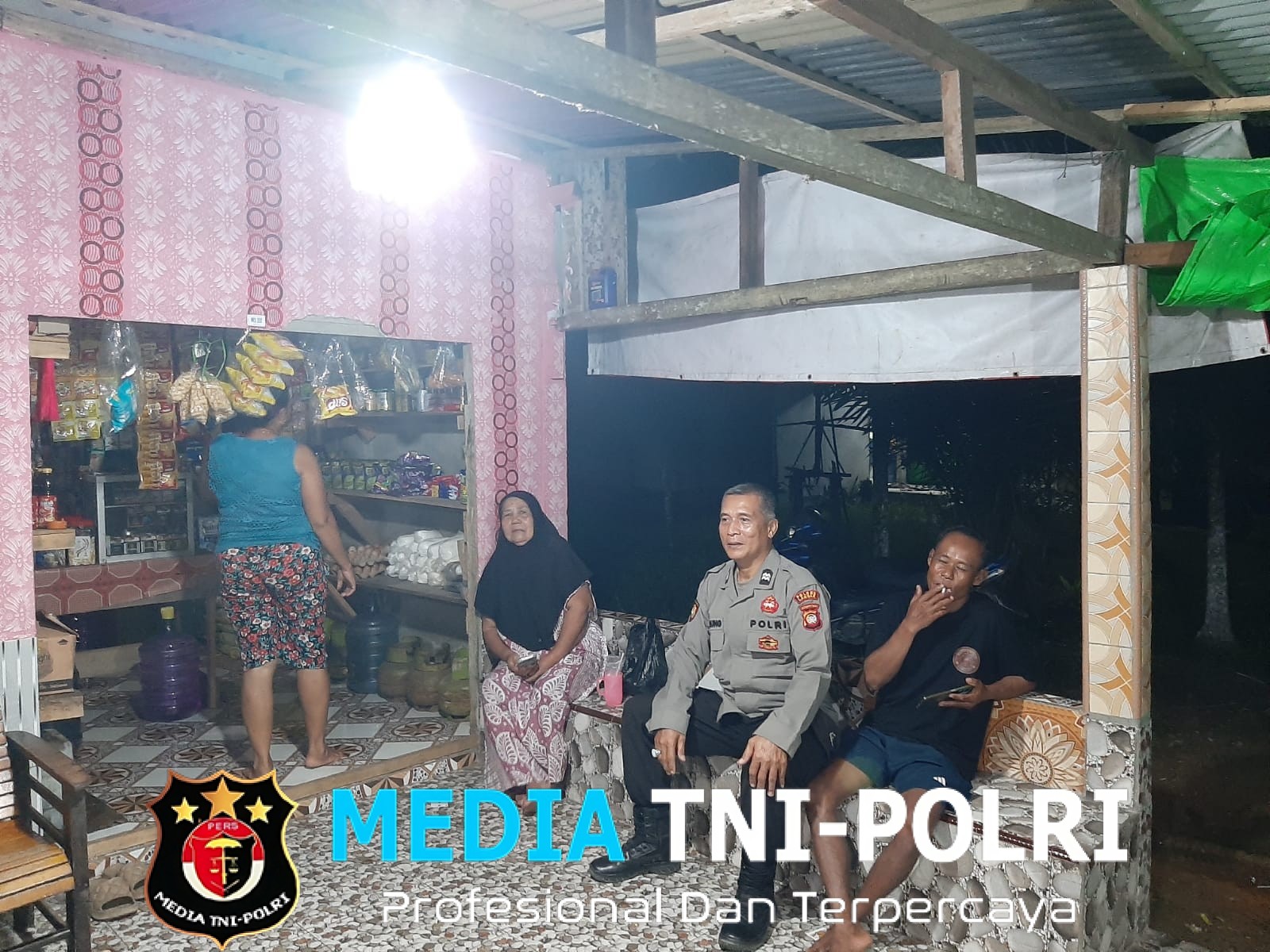 Polisi Sapa Warga Saat Patroli Malam, Berikan Himbauan Kamtibmas di Warung Hingga Tempat Nongkrong Pemuda
