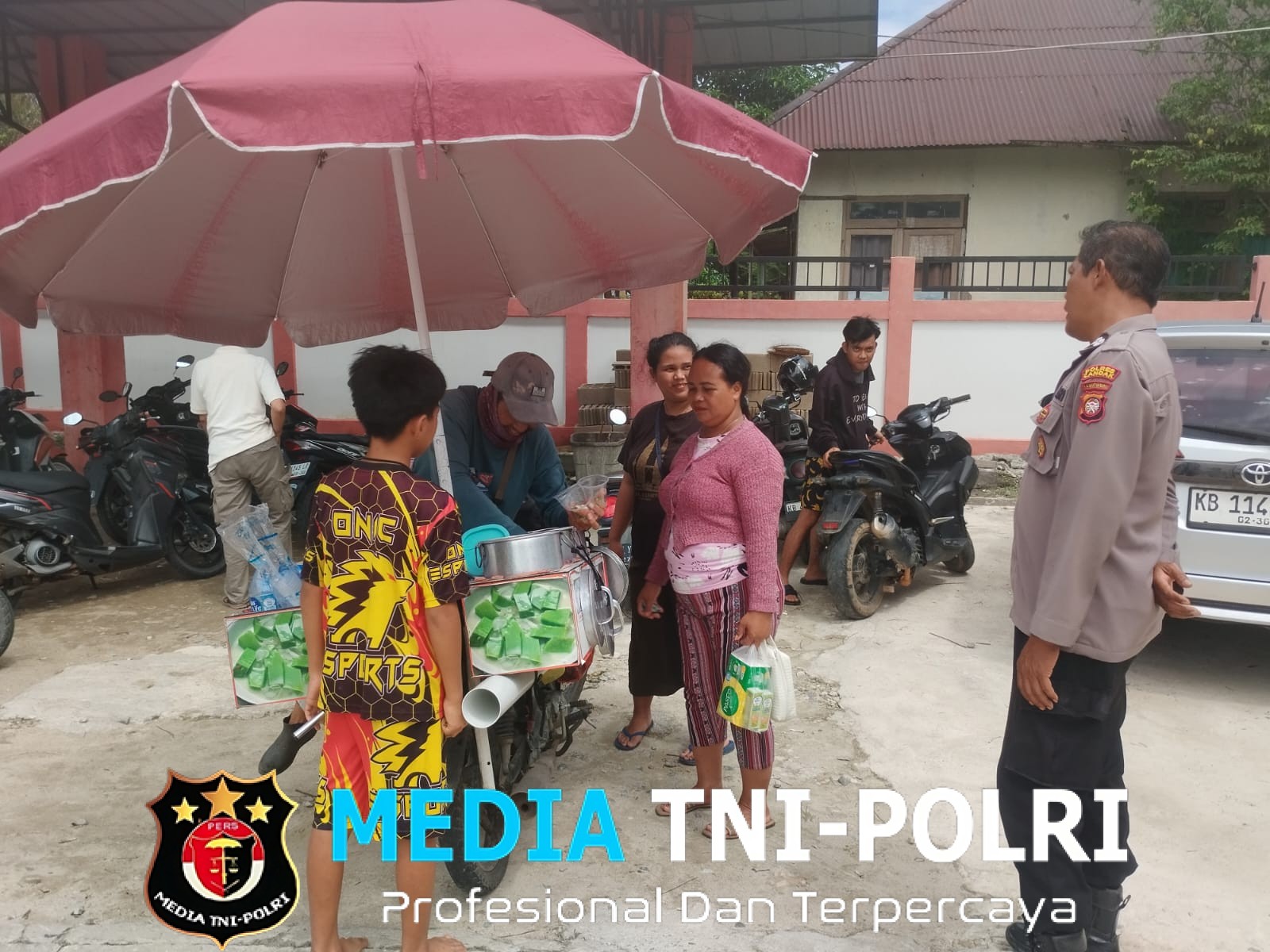 Di Tengah Keramaian Penjual Es Keliling, Polisi Beri Himbauan Humanis kepada Warga