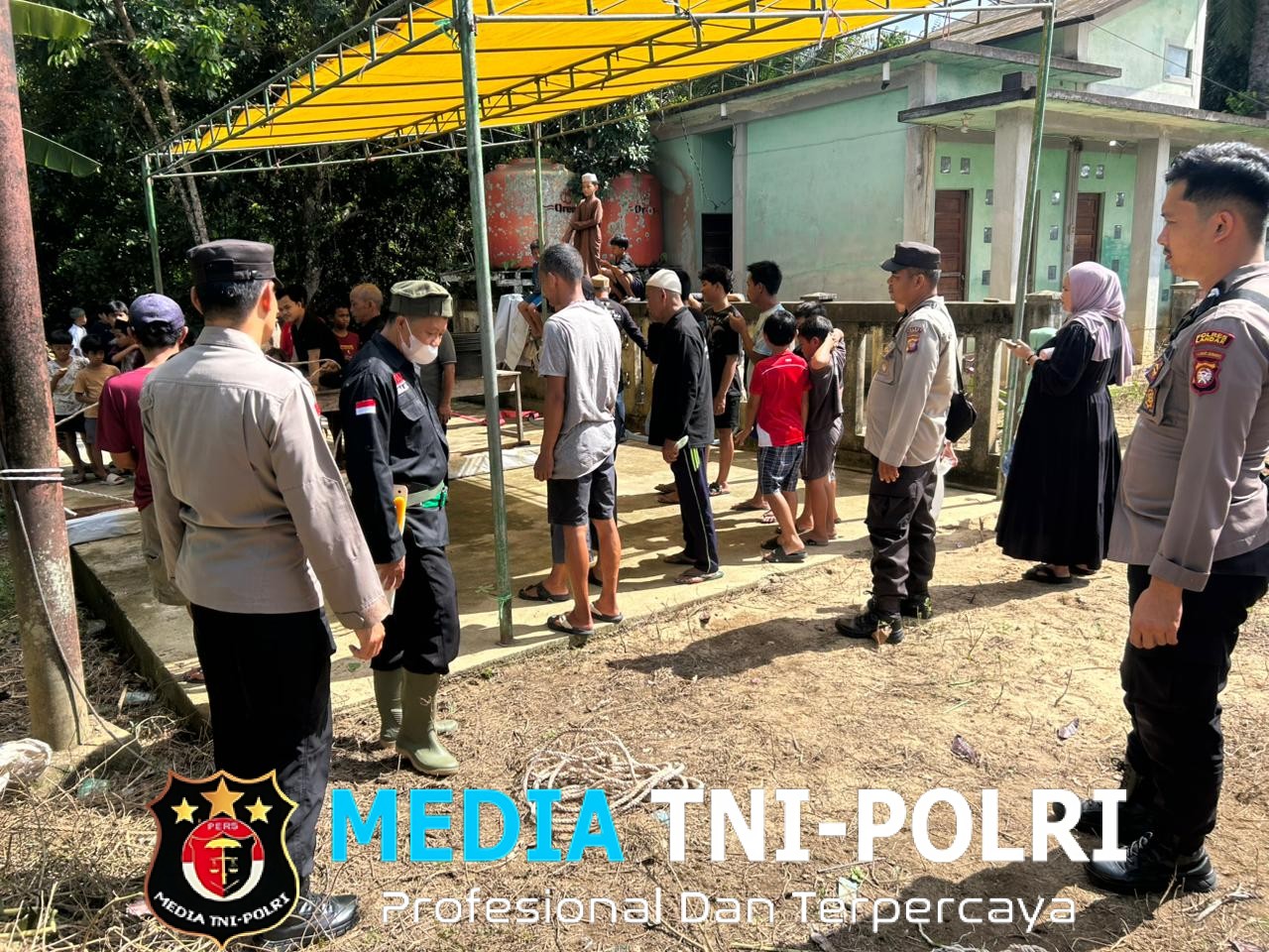 Personel Polsek Mempawah Hulu Laksanakan Pengamanan dan Pemantauan Pemotongan Hewan Kurban