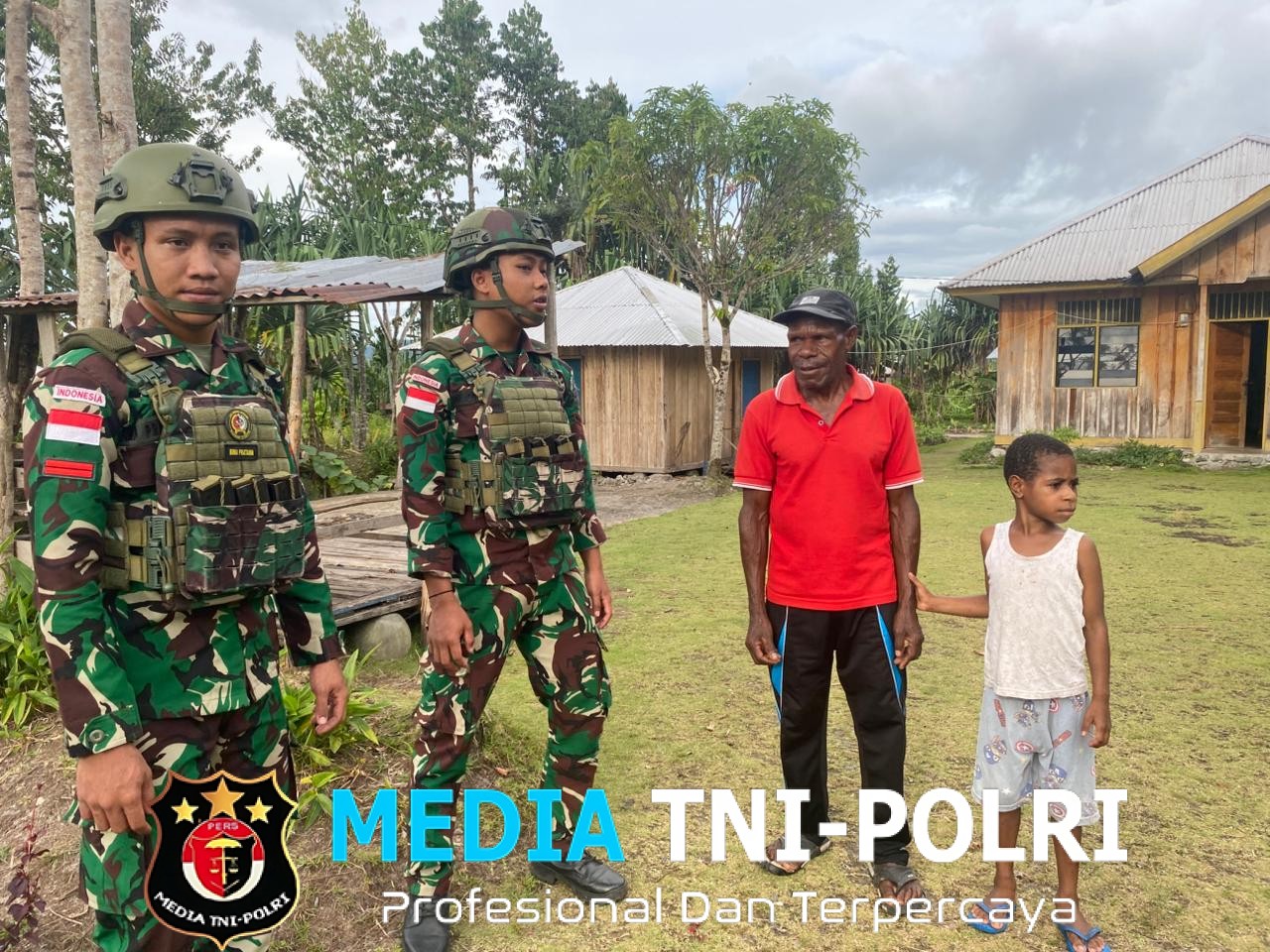 Papua Bersih dan Indah, Satgas Yonif 521/DY Bersama Warga Gelar Gotong Royong Karya Bakti di Kampung Walkep