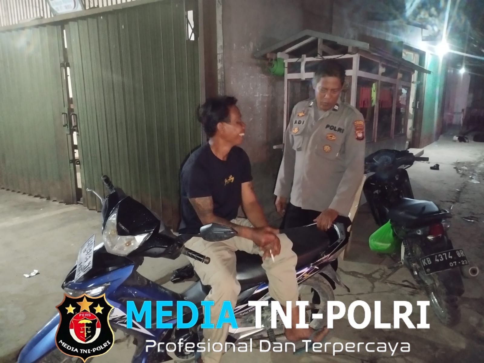 Polisi Patroli Malam, Sapa Warga Hingga Berikan Himbauan Kamtibmas di Tengah Suasana Malam Mandor