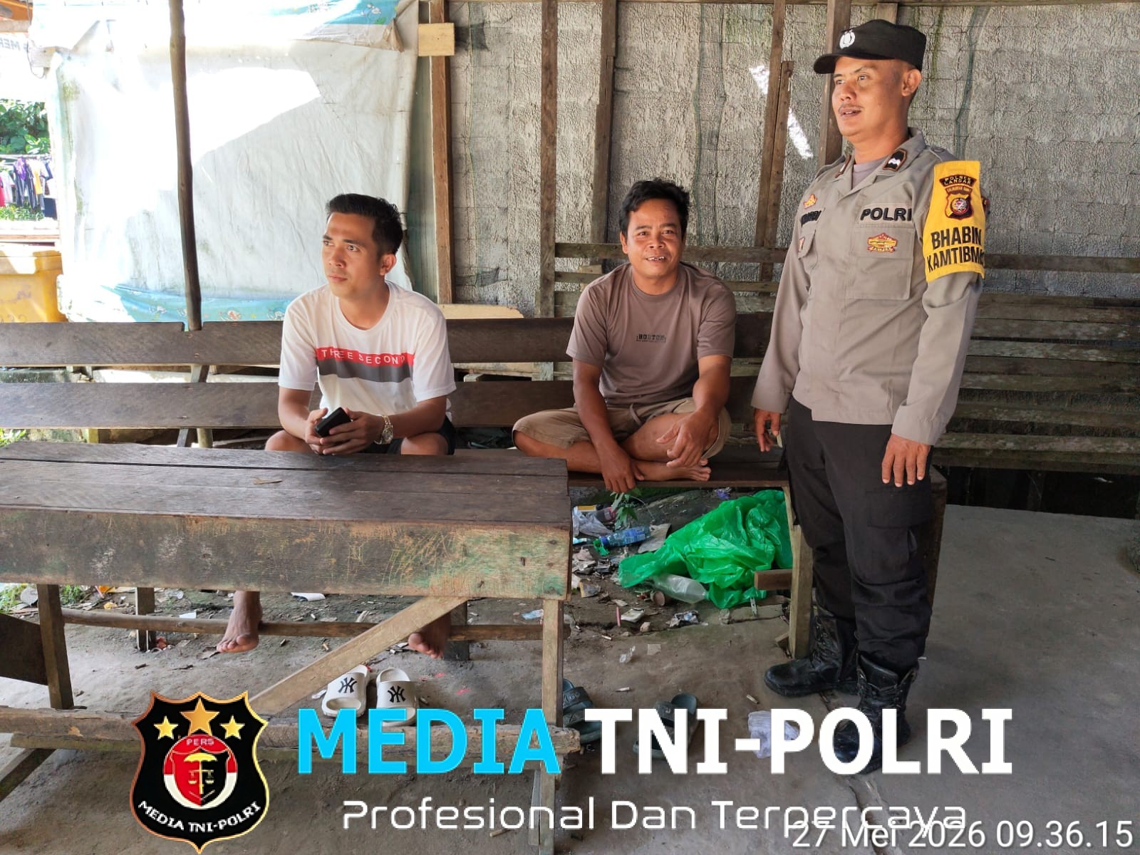Dekat dengan Warga, Bhabinkamtibmas Sampaikan Pesan Kamtibmas Saat Silaturahmi