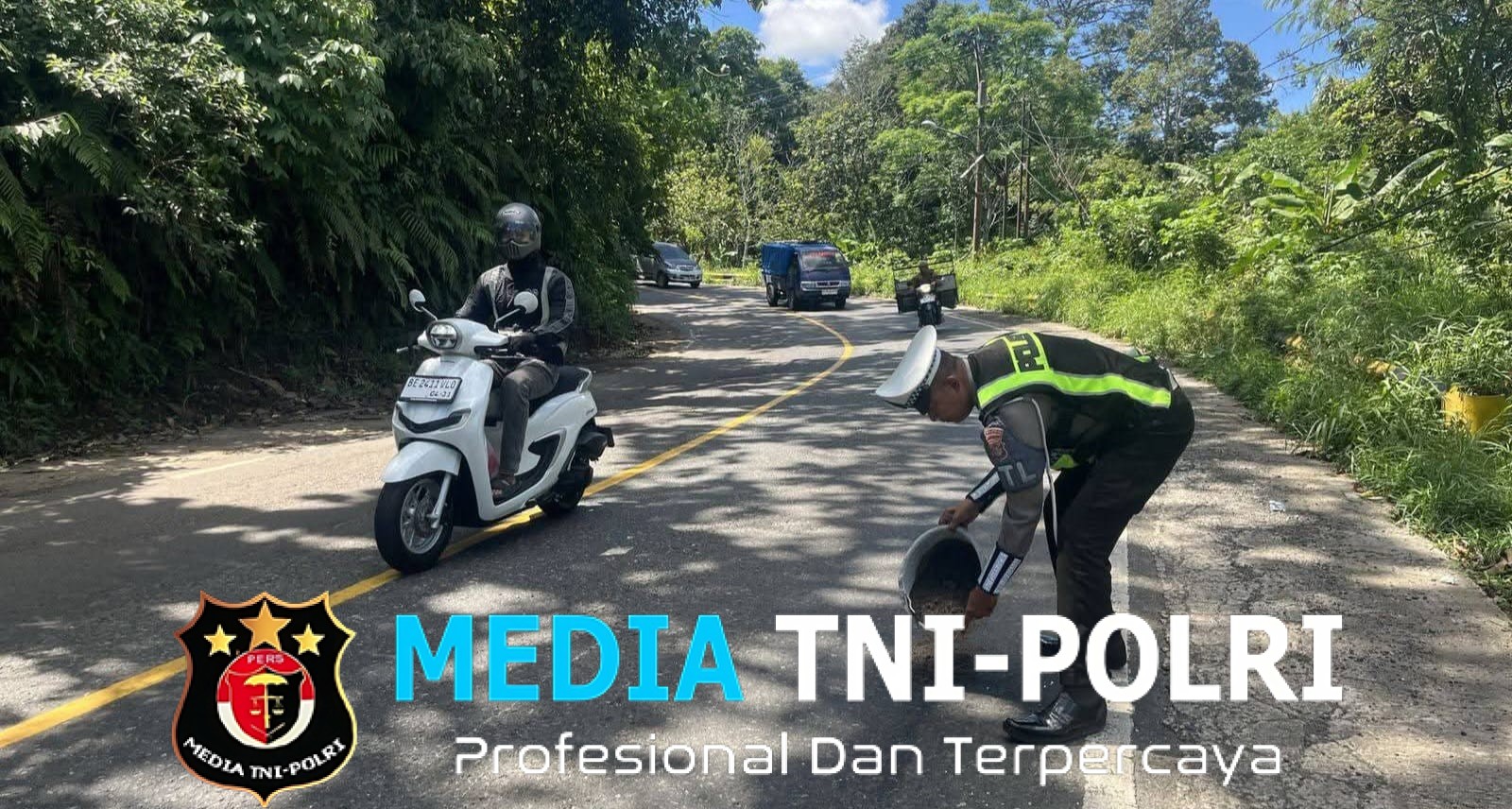 Antisipasi Kecelakaan Lalu Lintas, Satlantas Polres Tanggamus Tangani Tumpahan Solar di Jalan Batu Keramat