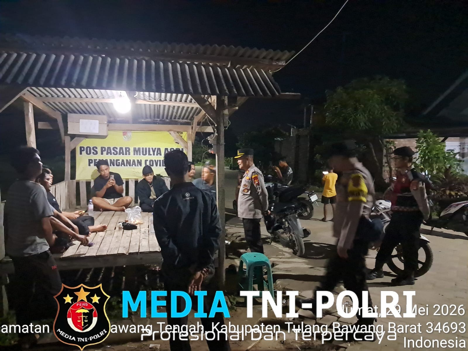 Kapolsek Tulang Bawang Tengah Perkuat Keamanan Lingkungan, Patroli Sambang Pos Ronda dan Berikan Pesan Kamtibmas