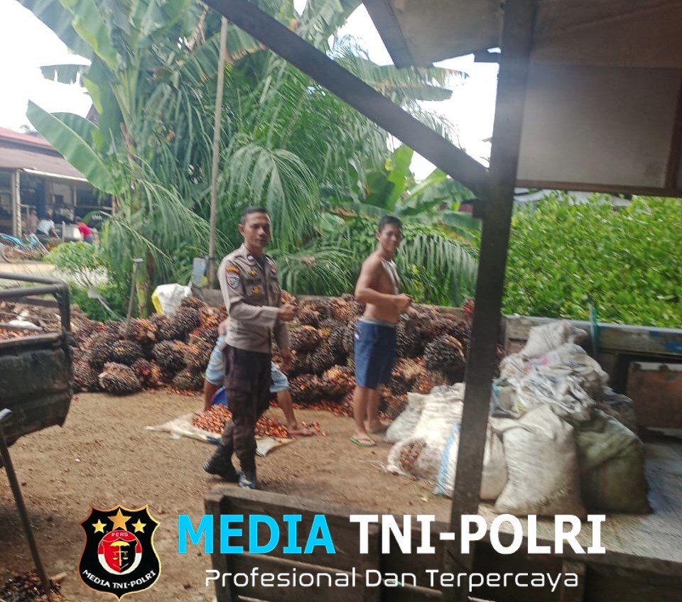 Humanis! Anggota Polsubsektor Jelimpo Sambangi Pekerja Sawit, Ini Pesan yang Disampaikan