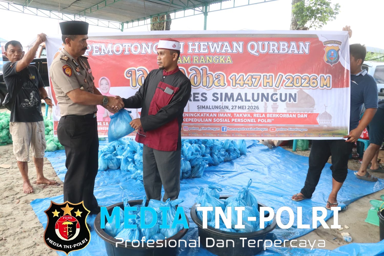 Kapolres Simalungun Pimpin Pemotongan 12 Sapi dan 13 Kambing Qurban, 1.200 Paket Daging Disalurkan ke Masyarakat