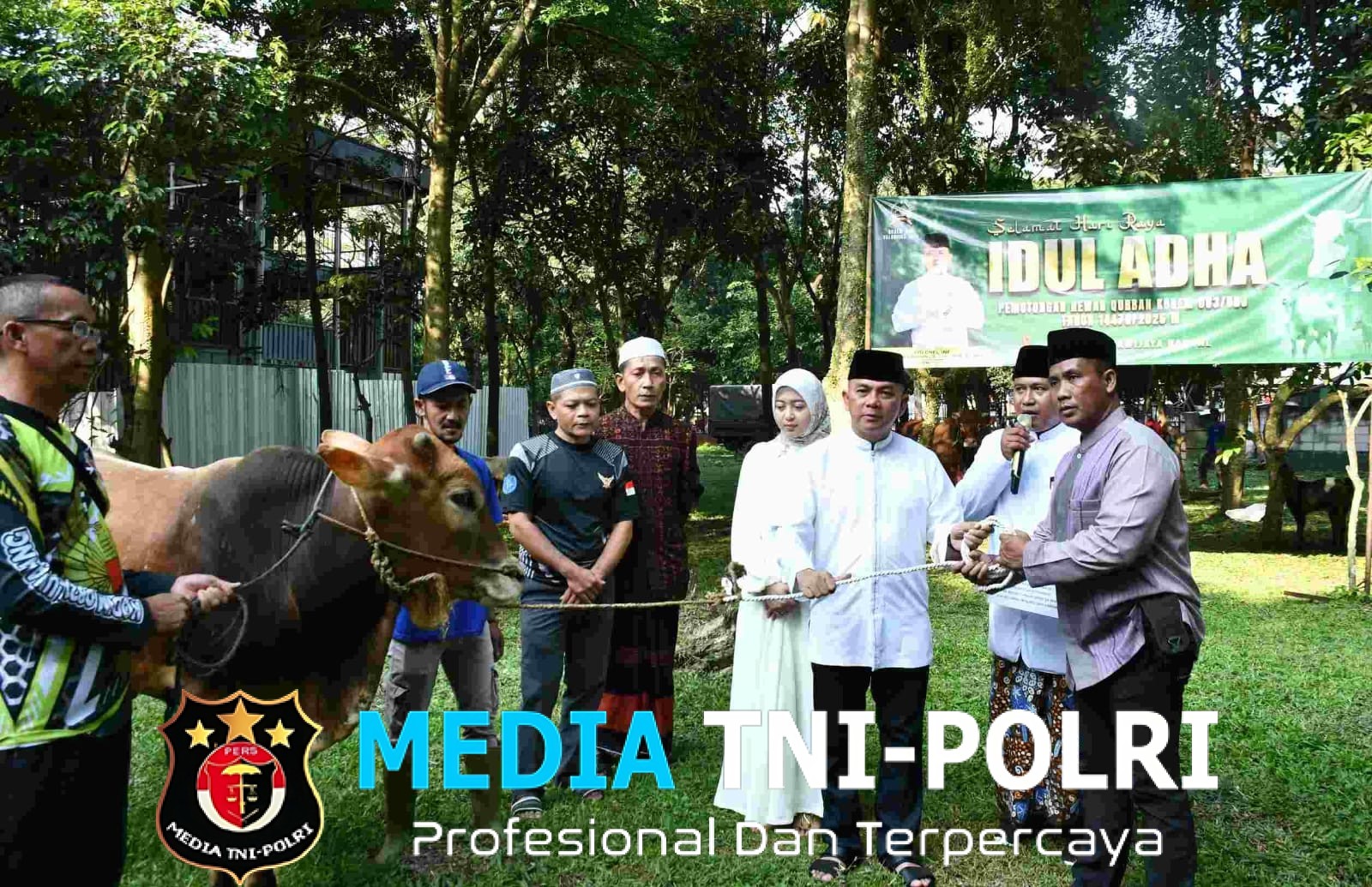 Tebar Kepedulian di Hari Raya, Danrem 083/Bdj Serahkan Hewan Qurban untuk Masyarakat