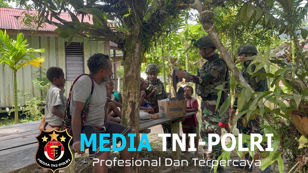 Tingkatkan Kebersamaan Melalui Berbagi Kasih, Satgas Yonif 521/DY Bagikan Pakaian Layak Pakai kepada Warga Distrik Benawa
