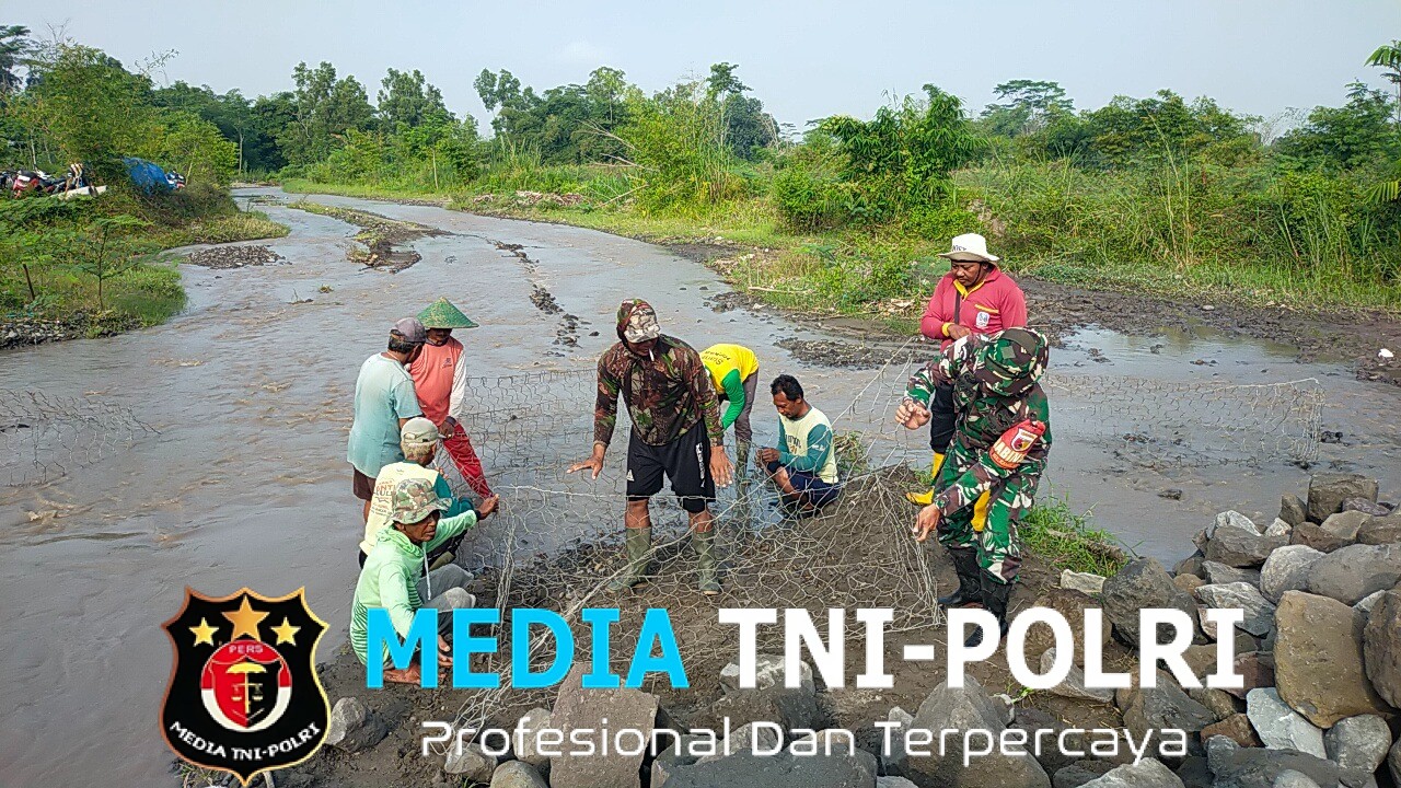 Demi Kelancaran Irigasi Pertanian, Babinsa Kamulan Dampingi Pembersihan Sungai Sodetan Kaliputih