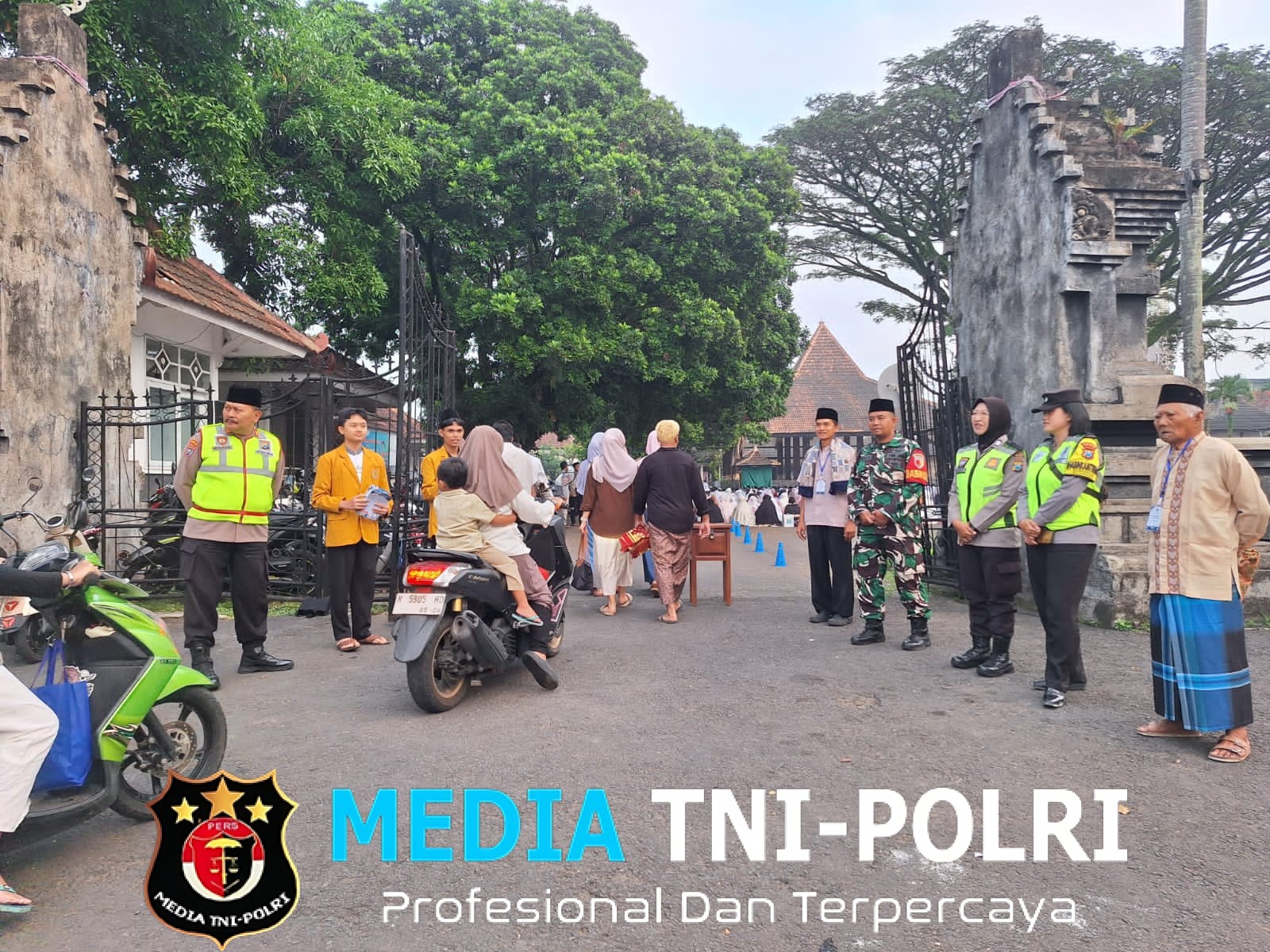 Babinsa Koramil 0818/26 Singosari Amankan Sholat Iduladha 1447 H di Pendopo Kawedanan Pagentan