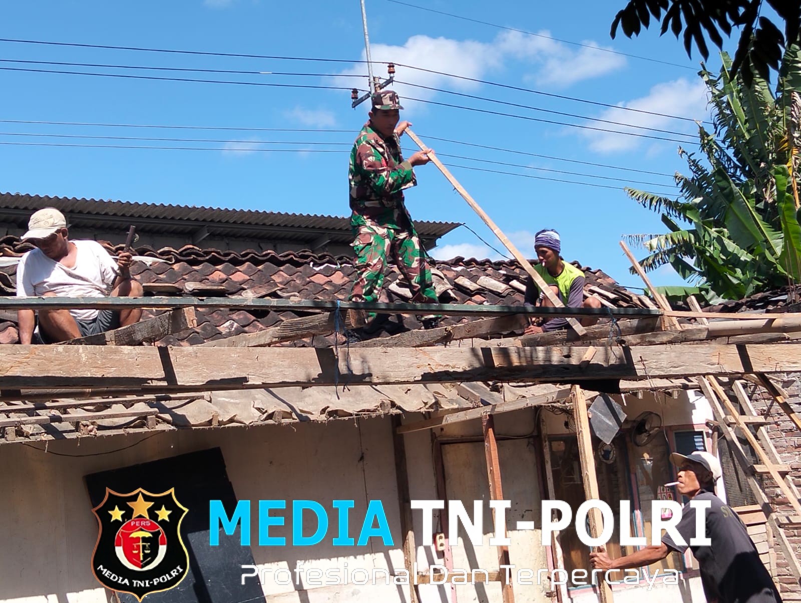 Gotong Royong Rehab RTLH, Babinsa Pakunden Bersama Warga Wujud Kepedulian Untuk Masyarakat