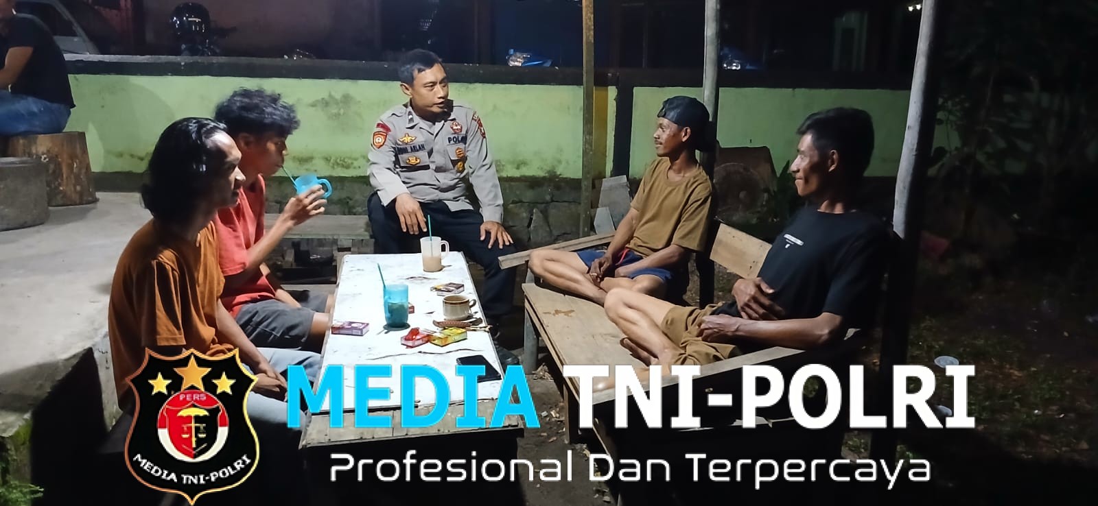 Di Tengah Hangatnya Kopi Malam, Polisi Pererat Silaturahmi dengan Warga