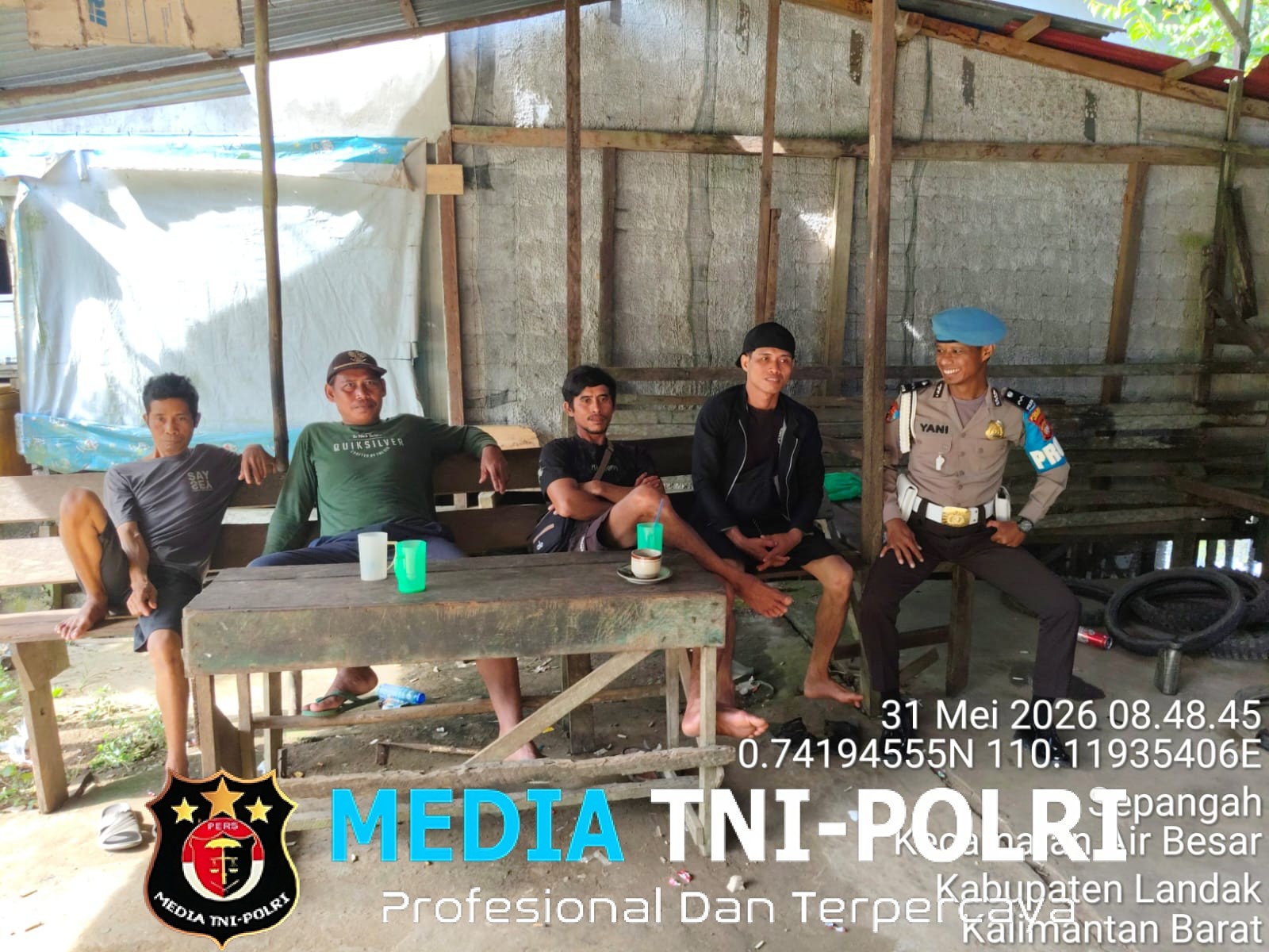Duduk Bersama Warga Saat Patroli Siang, Polisi Sampaikan Pesan Kamtibmas dan Antisipasi Kejahatan