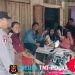 Polisi Sapa Warga Saat Patroli Siang, Suasana Santai di Depan Rumah Penuh Keakraban