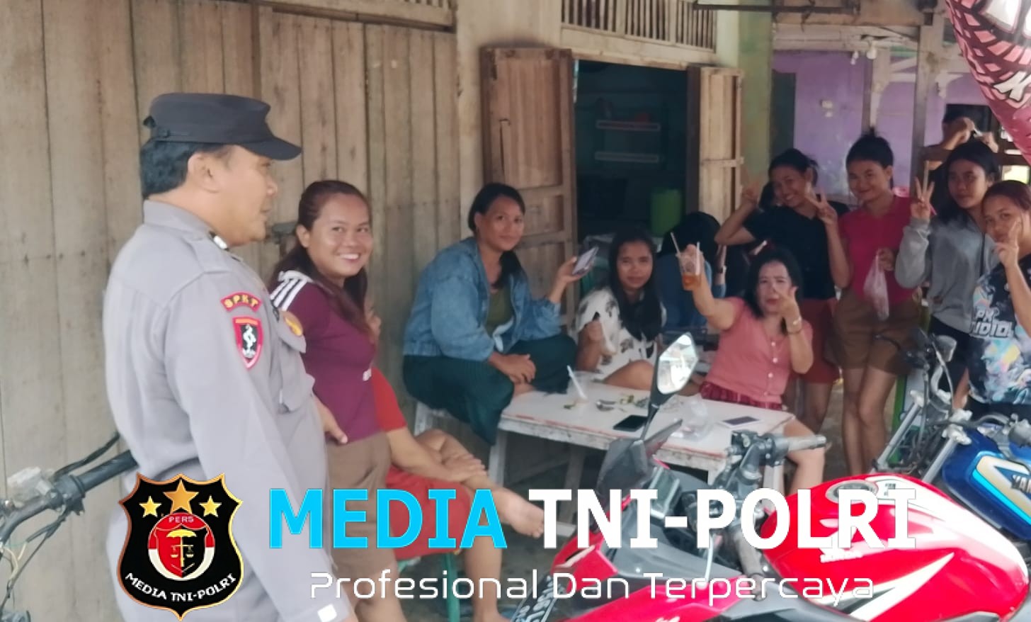 Polisi Sapa Warga Saat Patroli Siang, Suasana Santai di Depan Rumah Penuh Keakraban
