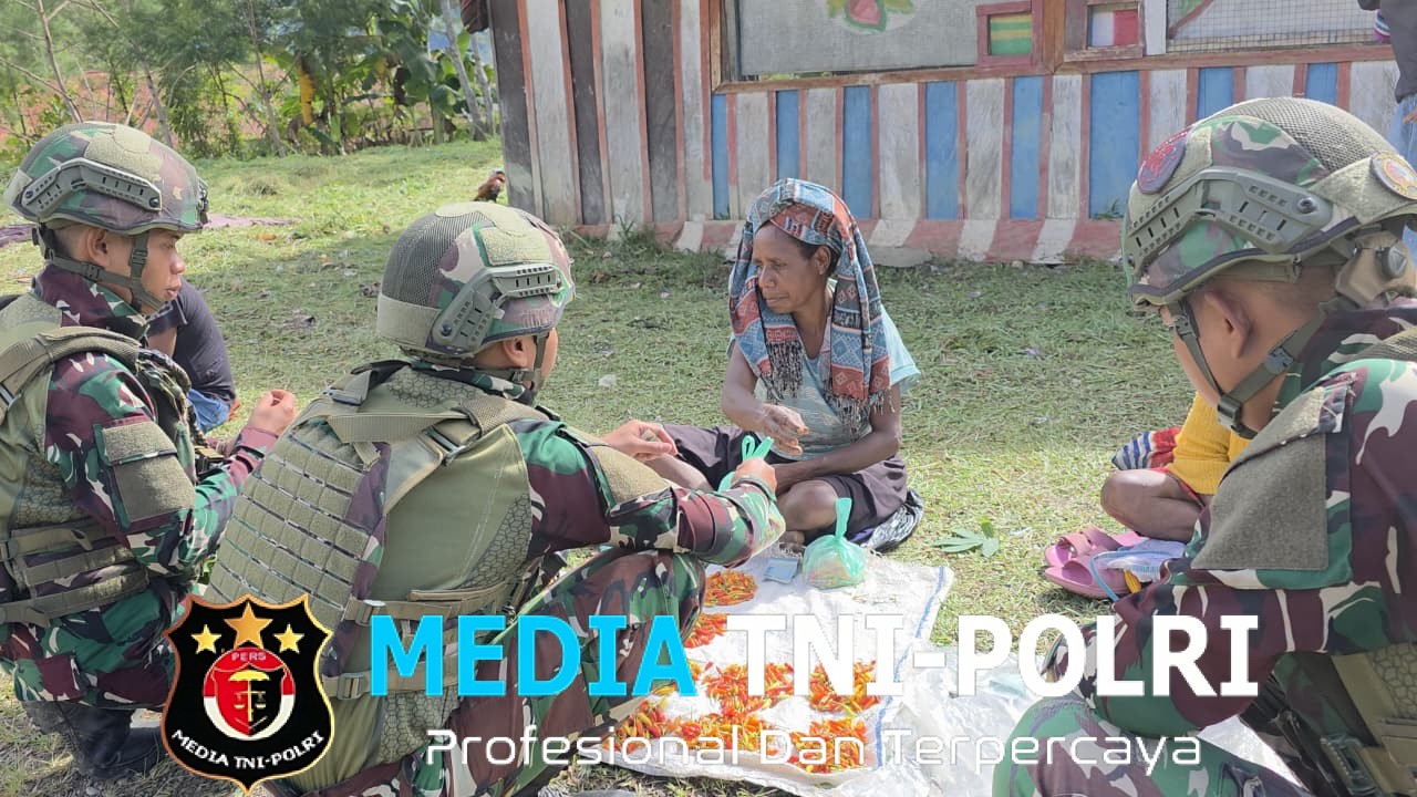 Tingkatkan Ekonomi Kerakyatan, Satgas Yonif 521/DY Borong Hasil Tani Mama Papua di Distrik Eragayam