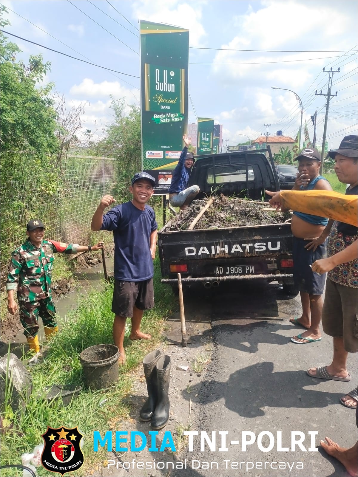 Babinsa dan Warga Ngesrep Gotong Royong Bersihkan Parit, Cegah Banjir Sejak Dini